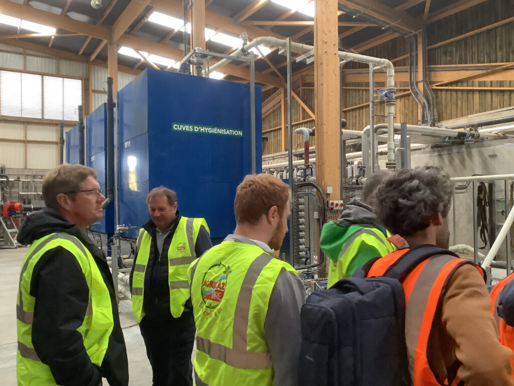Le groupe de visiteurs découvre les cuves d'hygiénisation 0753